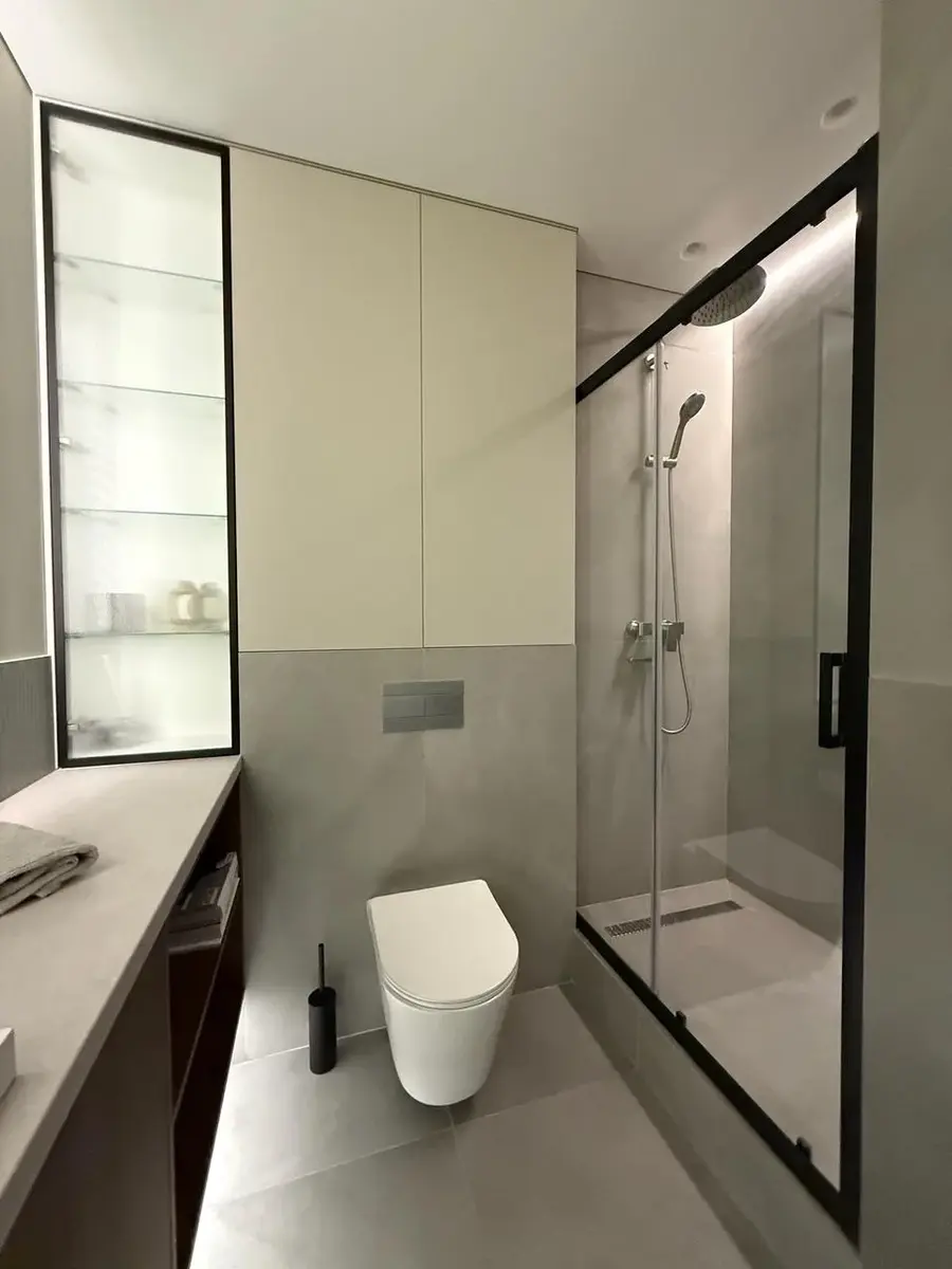 Душевая за стеклом с системой BelBagno, подвесной унитаз, ниша с подсветкой